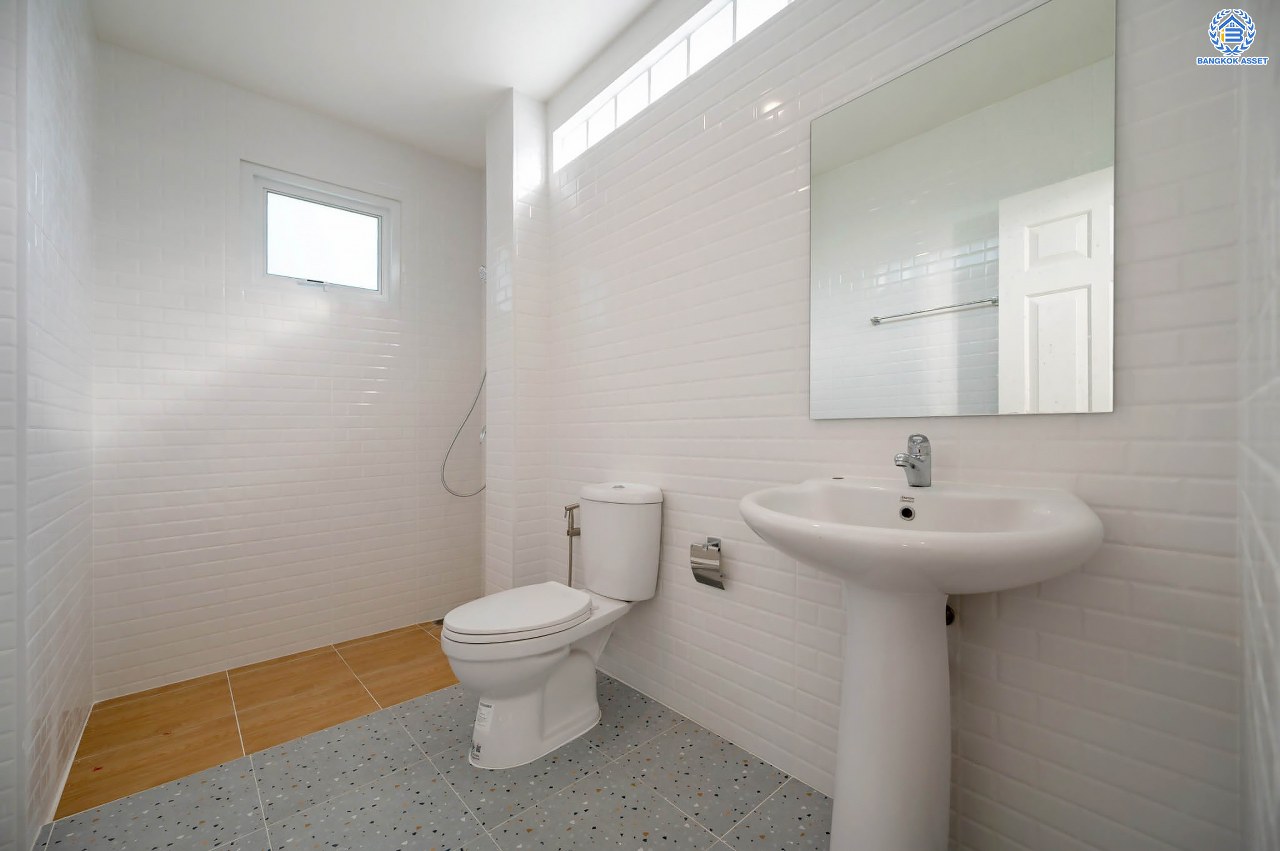 บ้านมือสองตกแต่งใหม่ โครงการ ประดับดาว5-6 ท่าอิฐ ตกแต่งครบครัน พร้อมอยู่ บนเนื้อที่ 52.8 ตร.ว. พื้นที่ใช้สอย 104.5 ตร.ม.  พร้อมฟังก์ชัน 3 ห้องนอน 2 ห้องน้ำ จอดรถได้ 1 คัน พื้นที่ใช้สอยกว้างขวาง บนทำเลที่ดีที่สุด เชื่อมต่อได้หลายเส้นทาง ใกล้รถไฟฟ้าสายสีม่วง "สถานีบางรักน้อยท่าอิฐ"